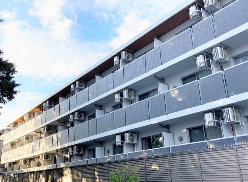 晴天の下にある現代的なマンション
