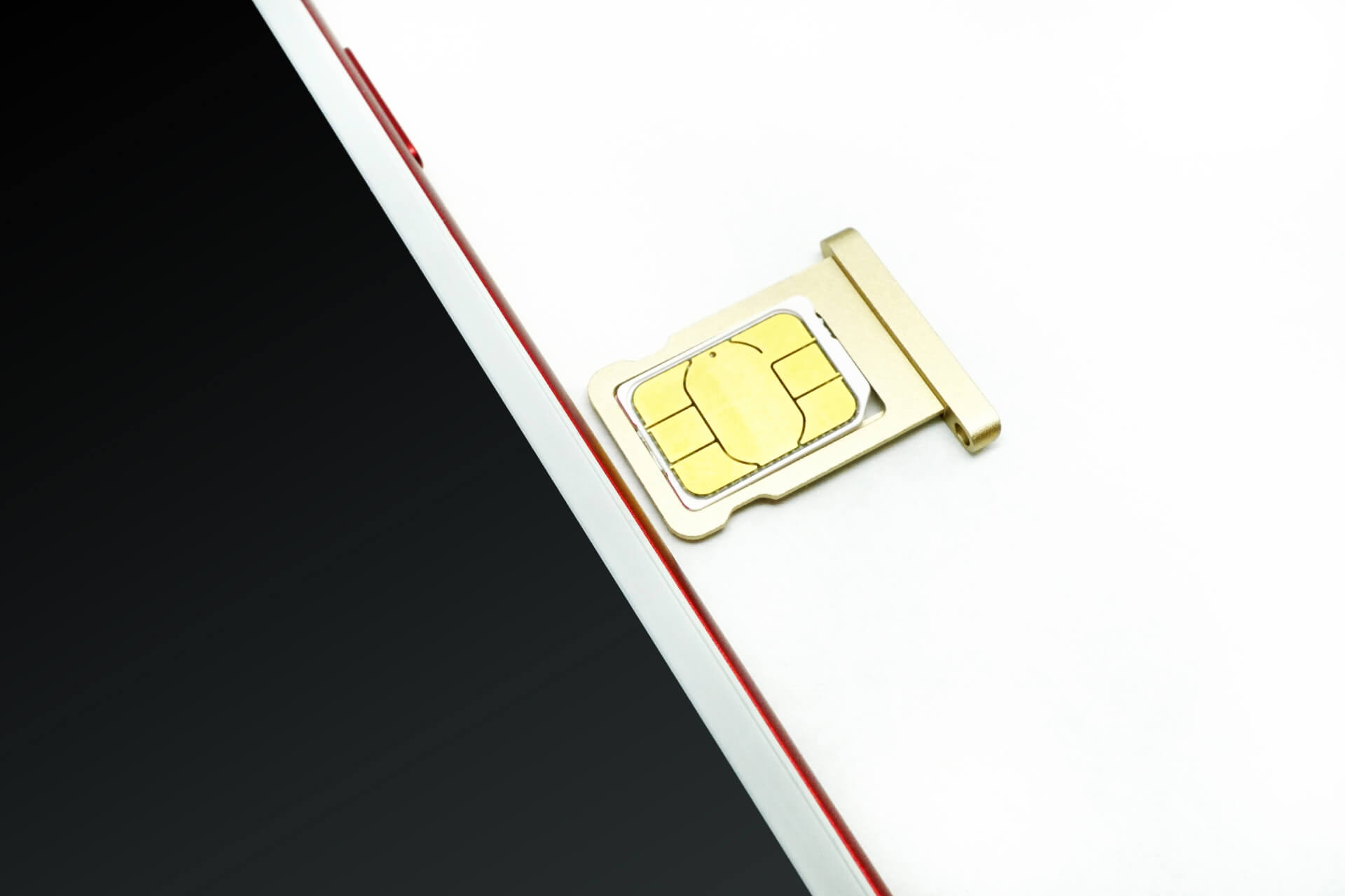 スマートフォンに挿入されたSIMカード
