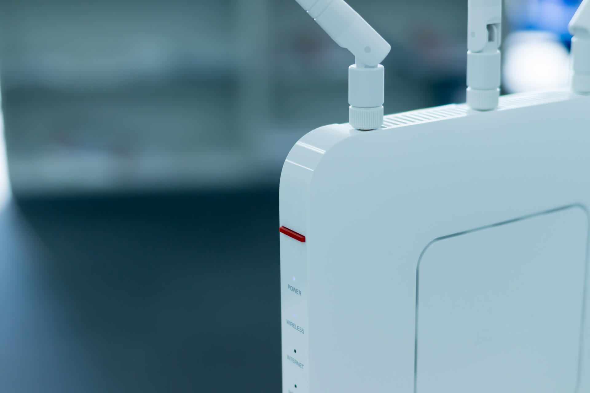 オフィスの白いWiFiルーター